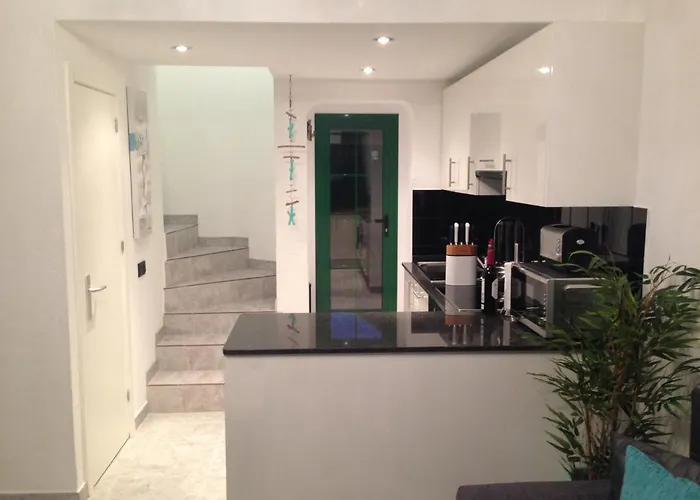 1-bed Sleeps 2 Garden & Pool Access 아파트